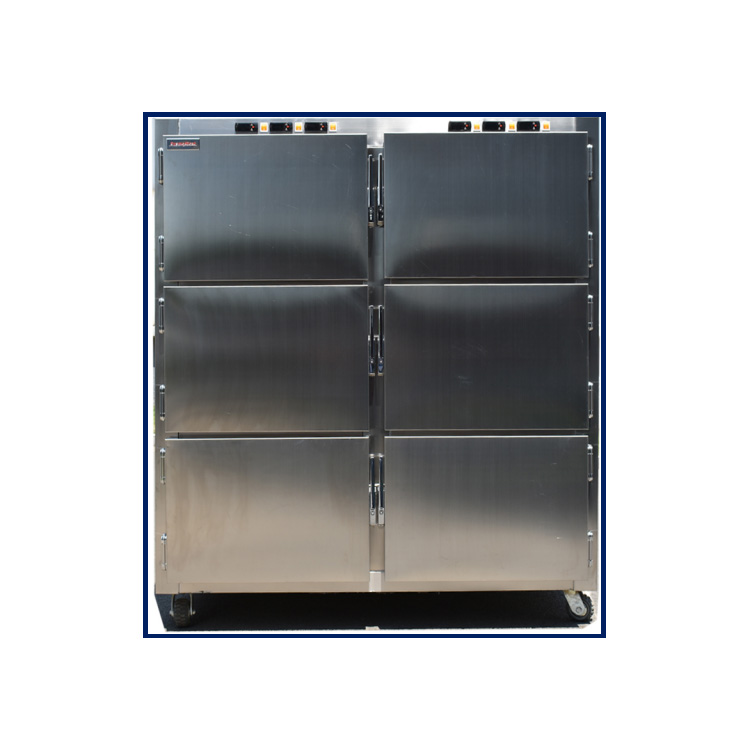 Při skladování těl v nemocničních márnicích, jakou teplotu by měl chladicí systém udržovat, aby byla zajištěna jak konzervace, tak energetická účinnost?